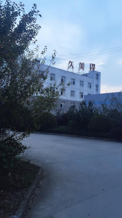 扎根廬江經(jīng)濟(jì)開發(fā)區(qū)，打造研發(fā)生產(chǎn)銷售一體化服裝企業(yè)新標(biāo)桿